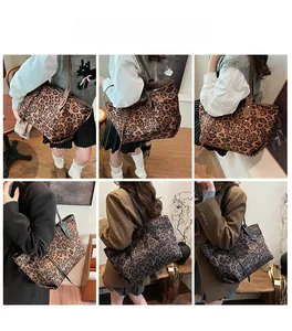 Collage de grands sacs fourre-tout à imprimé léopard en tons marron et gris variés
