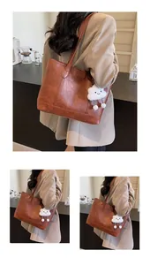 Sac fourre-tout en cuir marron avec charme nuage en peluche et bandoulières