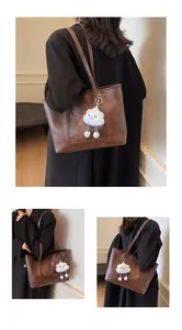 Détail du grand sac cabas marron rétro en similicuir avec charm peluche nuage mignon