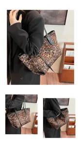 Détail du sac cabas léopard avec bandoulières en cuir noir et finitions texturées