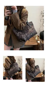 Gros plan sur le sac fourre-tout à imprimé léopard avec sangles en cuir noir renforcé