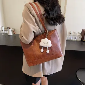 Grand sac fourre-tout marron pour femme avec motif matelassé et joli charme en peluche