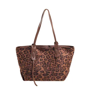 Grand sac cabas à imprimé léopard avec anses en cuir marron et intérieur spacieux