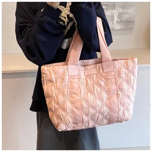 Dettaglio della borsa shopper trapuntata rosa chiaro con cuciture a diamante