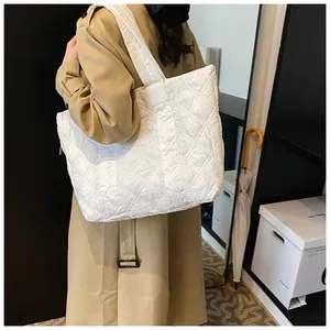 Vista lifestyle di una grande borsa tote trapuntata bianca con motivo a rombi