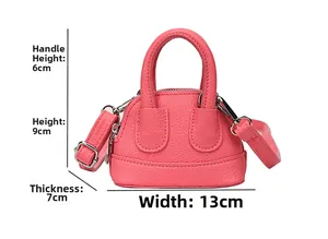 Details zur pinkfarbenen Mini-Umhängetasche mit Maßen: Höhe 9cm, Breite 13cm, Griff 6cm