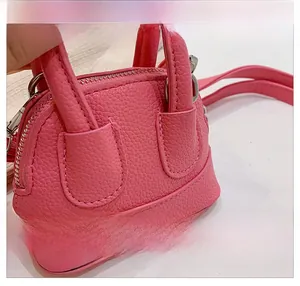 Detailansicht der rosa Muscheltasche aus genarbtem Leder mit silbernem Reißverschluss