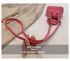 Detail eines weichen Schultergurts an einer rosa Mini-Muscheltasche für Mädchen