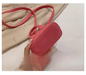 Detailaufnahme der rosa Mini-Tasche mit Fokus auf die abriebfeste Leder-Bodenstruktur