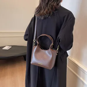Sac seau vintage en cuir marron avec bandoulière réglable et poignée anneau ronde