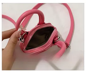 Draufsicht auf das Innenfach und das rosa Litschileder-Detail der Mini-Tasche