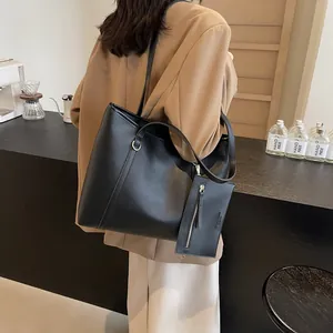 Bolso tote grande de cuero sintético mate negro con pequeño estuche con cremallera