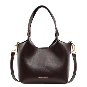 Sac cabas rétro marron foncé en cuir synthétique avec détails dorés et bandoulière