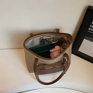 Bolso tote moderno bicolor beige y marrón con amplio almacenamiento interno