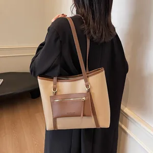 Bolso tote retro extragrande con paneles en contraste beige y marrón oscuro moda