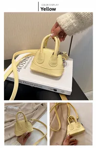 Nahaufnahme der gelben Mini-Muscheltasche mit Litschi-Struktur und Schultergurt