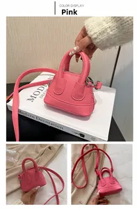 Detailansicht der kleinen rosa Muscheltasche mit Litschi-Maserung und silbernem Reißverschluss