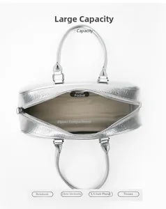 Vue intérieure montrant la grande capacité du sac bowling argenté pour vos objets du quotidien