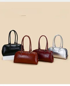 Détails des sacs bowling en cuir huilé vintage disponibles en noir, marron, bordeaux et argent
