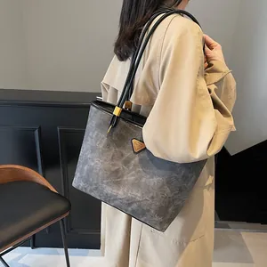 Women large tote bag in grey vintage leather with black straps for winter office commute
