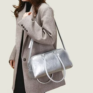 Sac bowling chic argenté pour femme en cuir souple avec bandoulière réglable pratique
