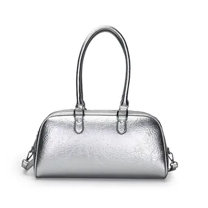 Sac bowling argent métallisé avec texture plissée douce et poignées élégantes