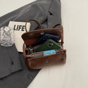Sac bandoulière vintage en cuir marron avec deux compartiments et rabat magnétique
