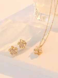 Detailansicht der drehbaren Blumenschmuck-Set Halskette und Ohrringe mit Zirkonia-Gold