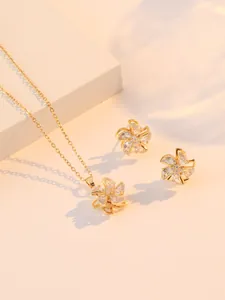 Makro-Detail einer rotierenden goldenen Blumenschmuck-Garnitur mit Halskette