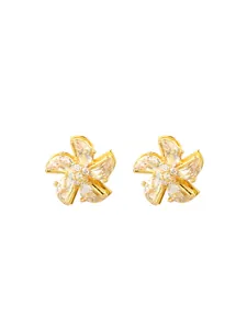 Details von goldenen Blumenohrsteckern mit rotierenden Blüten und Kristallen