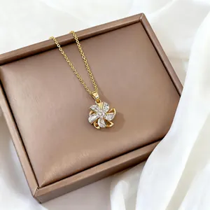 Detailansicht der rotierenden goldenen Blumenkette mit weißen Zirkonia auf Seide