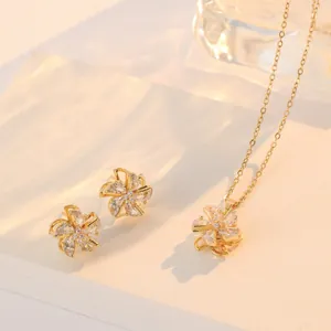 Rotierendes Blumenschmuck-Set mit Zirkonia-Kristallen und Gold-Finish auf Display