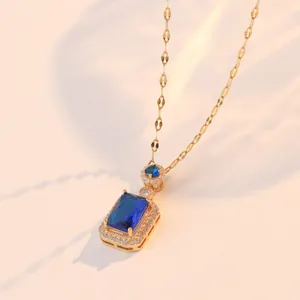 Collier élégant en acier titane doré avec pendentif en zircon bleu roi et cristaux