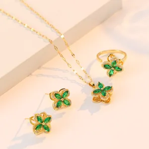 Driedelige vergulde sieradenset met groene klaver hanger ketting en bijpassende ringen