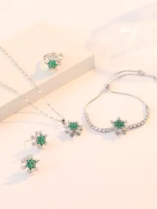 Dettaglio set gioielli in argento a fiocco di neve con pietre di zircone verde smeraldo