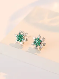 Dettaglio degli orecchini a fiocco di neve in argento con zirconi verde smeraldo