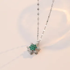 Collana a fiocco di neve in argento con cristalli verde smeraldo e ombra a cuore