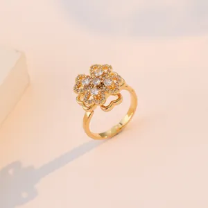 Eleganter goldener Drehring mit funkelnden Zirkonia-Blüten für einen stilvollen Damen-Look
