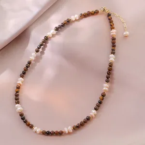 Collier en perles baroques et œil de tigre sur soie champagne avec fermoir doré