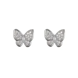 Boucles d'oreilles papillon en argent avec pavé de zircons étincelants sur fond blanc