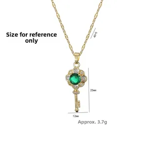 Collier doré avec pendentif clé fleurie serti d'un zircon vert et chaîne fine