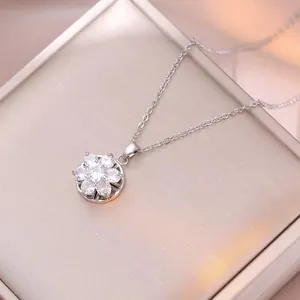 Elegante collar de plata con colgante de flor de seis pétalos y circonitas blancas brillantes