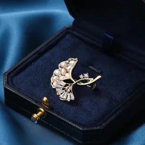 Elegante spilla a foglia di ginkgo con perle bianche e placcatura in oro in scatola blu