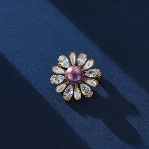 Broche Fleur de Luxe pour Femmes Cuivre Plaqué Or Perle d'Eau Douce Nacre Zirconia Épingle Anti Exposition Bijoux de Mode Cadeau