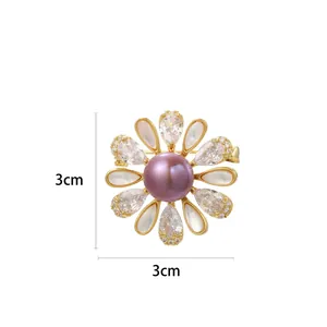 Élégante broche fleur dorée 3cm avec perle violette et zircons clairs brillants