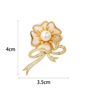 Elegante broche de flor con pétalos de nácar y perla blanca, tamaño 4cm por 3,5cm