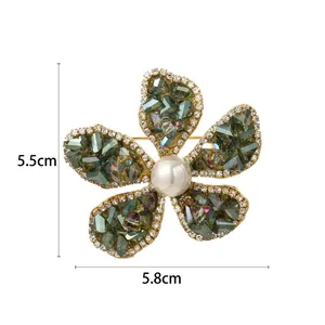 Élégante broche fleur avec cristaux verts et perle centrale, 5,5 cm x 5,8 cm