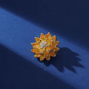 Broche fleur de lotus dorée avec pierres de marquise jaunes et centre en cristal