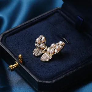 Eleganter Schmetterlings-Brosche mit Perlen und Zirkonia auf blauer Samtbox