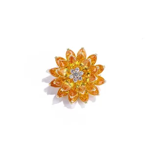 Broche tournesol dorée élégante ornée de gemmes orange et de pétales en zircon blanc